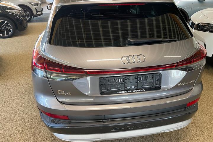 Grå Audi Q4 e-tron fra 2022