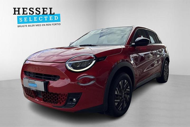 Rød Fiat 600e fra 2024 set udefra