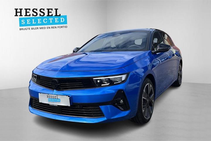 Blå Opel Astra-e fra 2023 set udefra