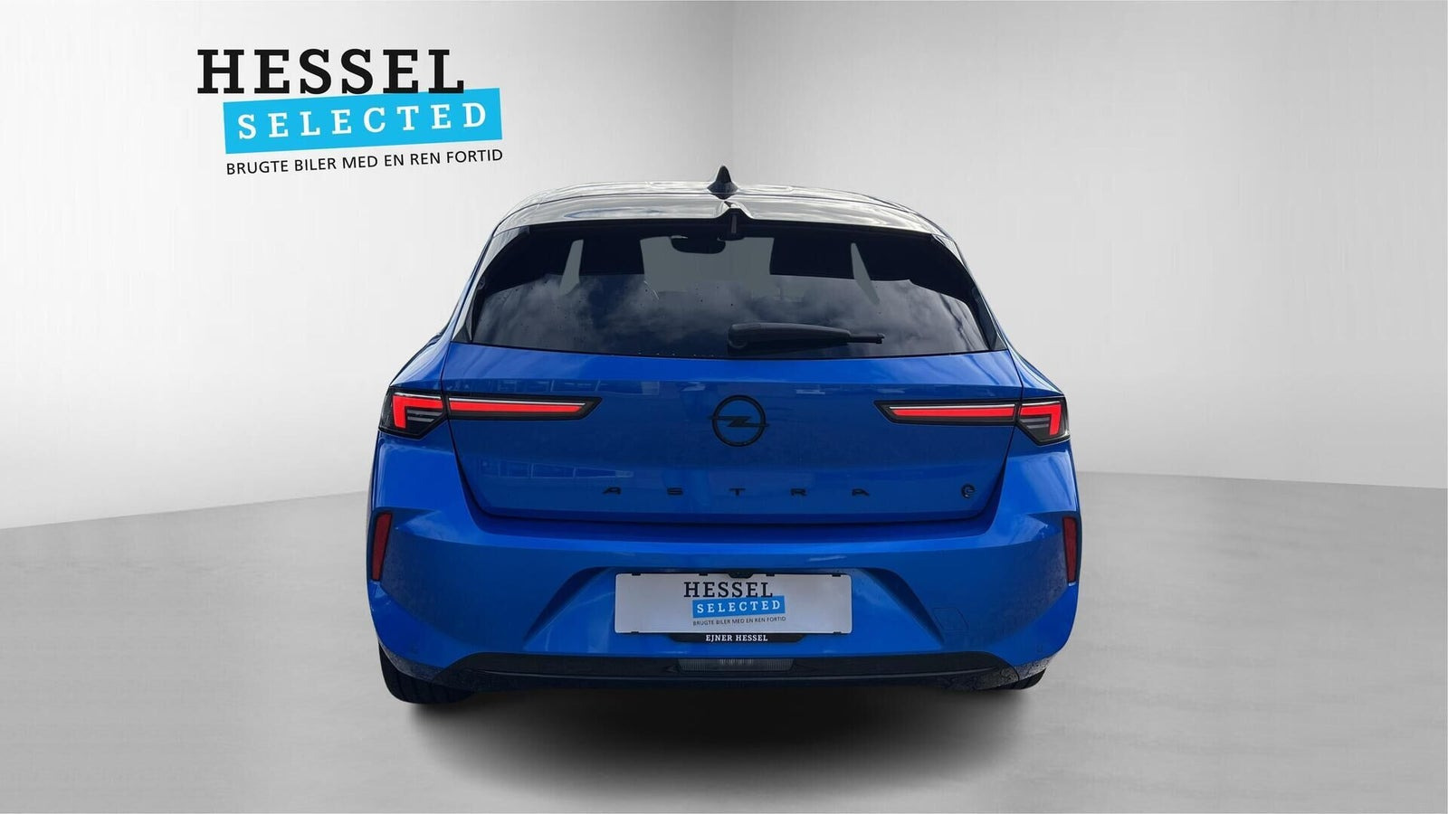 Blå Opel Astra-e fra 2023