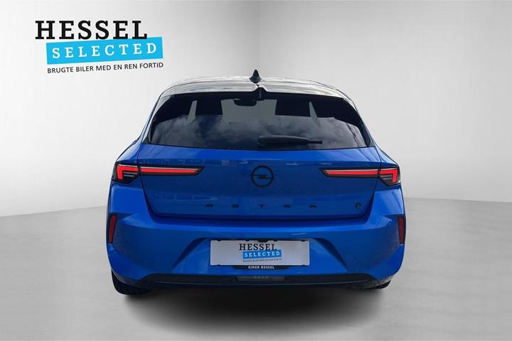 Blå Opel Astra-e fra 2023