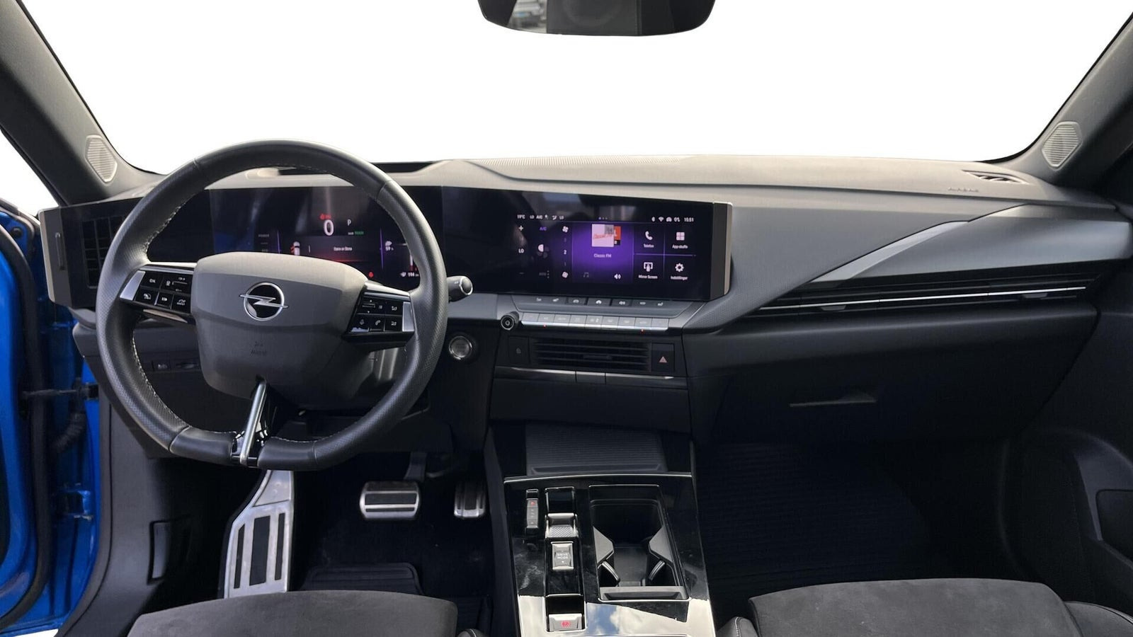 Blå Opel Astra-e fra 2023