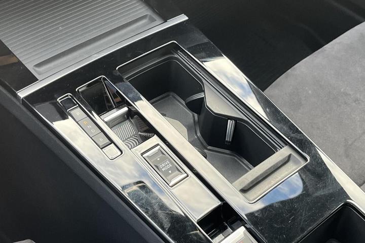 Blå Opel Astra-e fra 2023