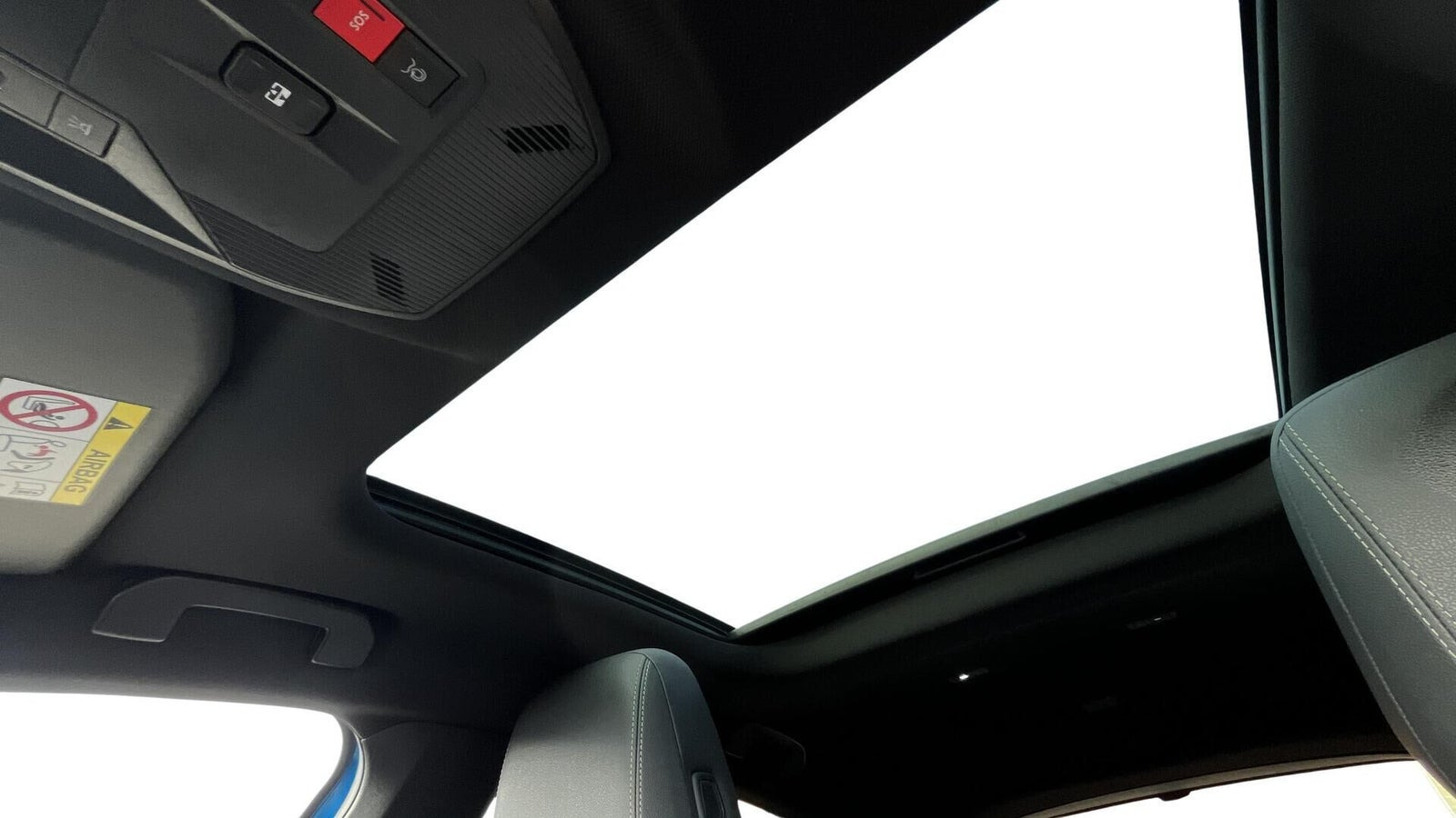 Blå Opel Astra-e fra 2023