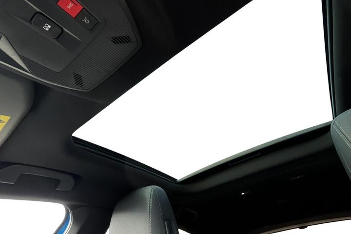Blå Opel Astra-e fra 2023