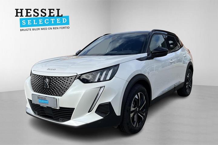 Hvid Peugeot e-2008 fra 2023 set udefra