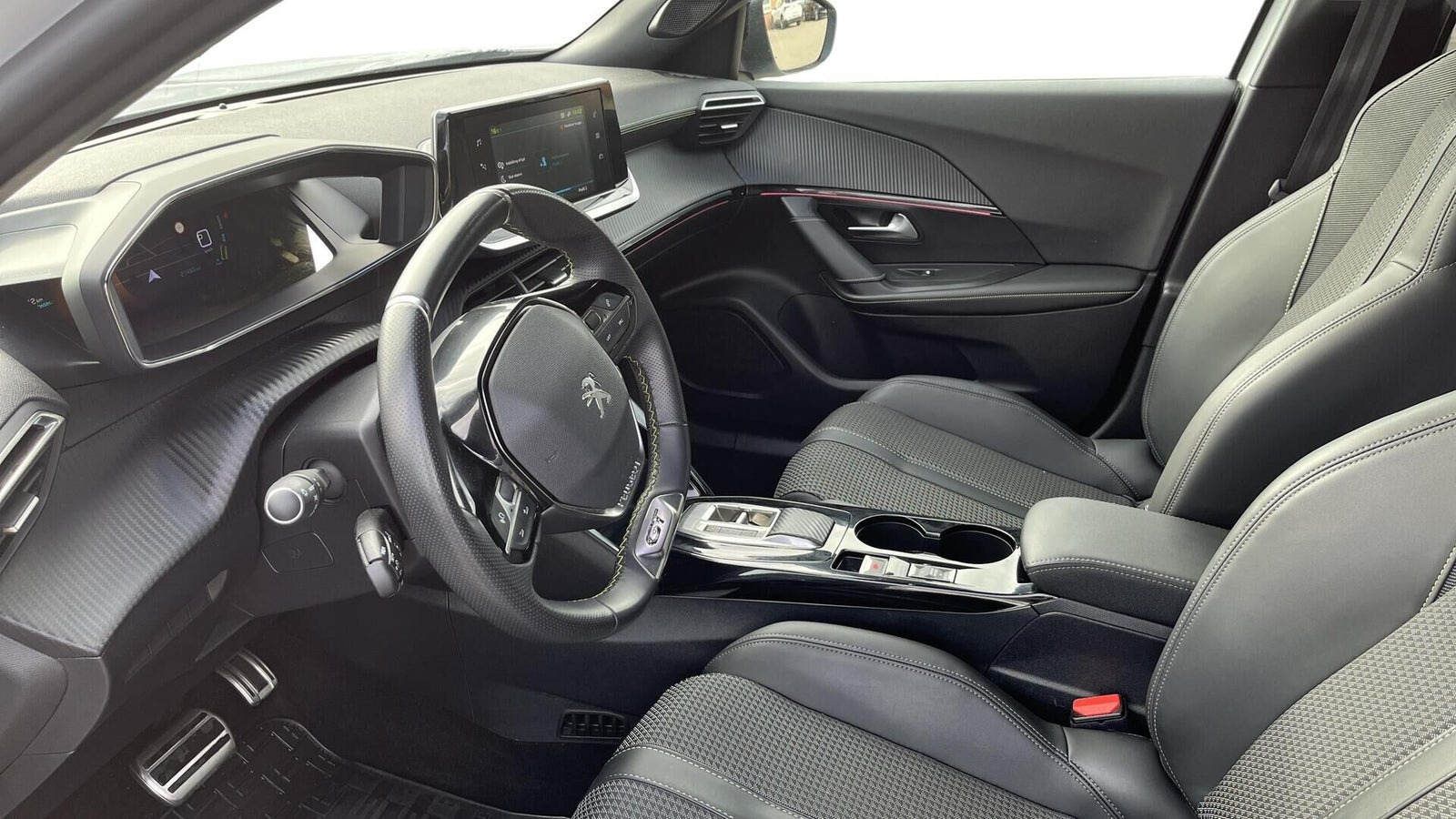 Hvid Peugeot e-2008 fra 2023