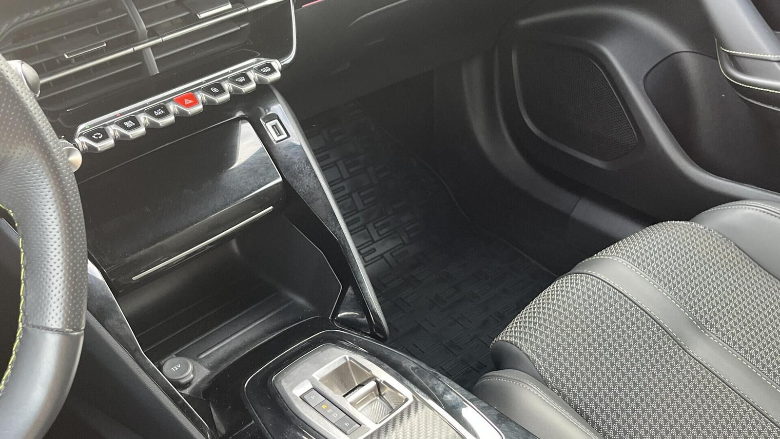 Hvid Peugeot e-2008 fra 2023