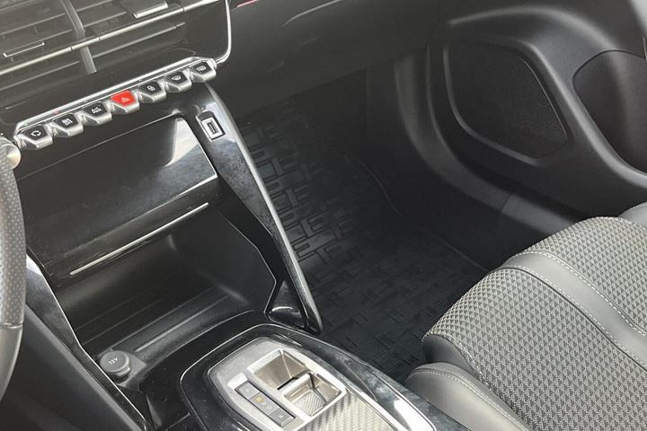 Hvid Peugeot e-2008 fra 2023