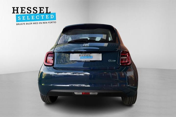 Blå Fiat 500e fra 2024