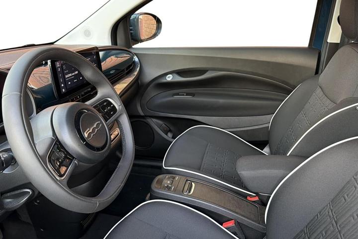 Blå Fiat 500e fra 2024