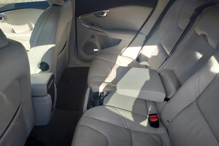 Rød Volvo V40 fra 2012