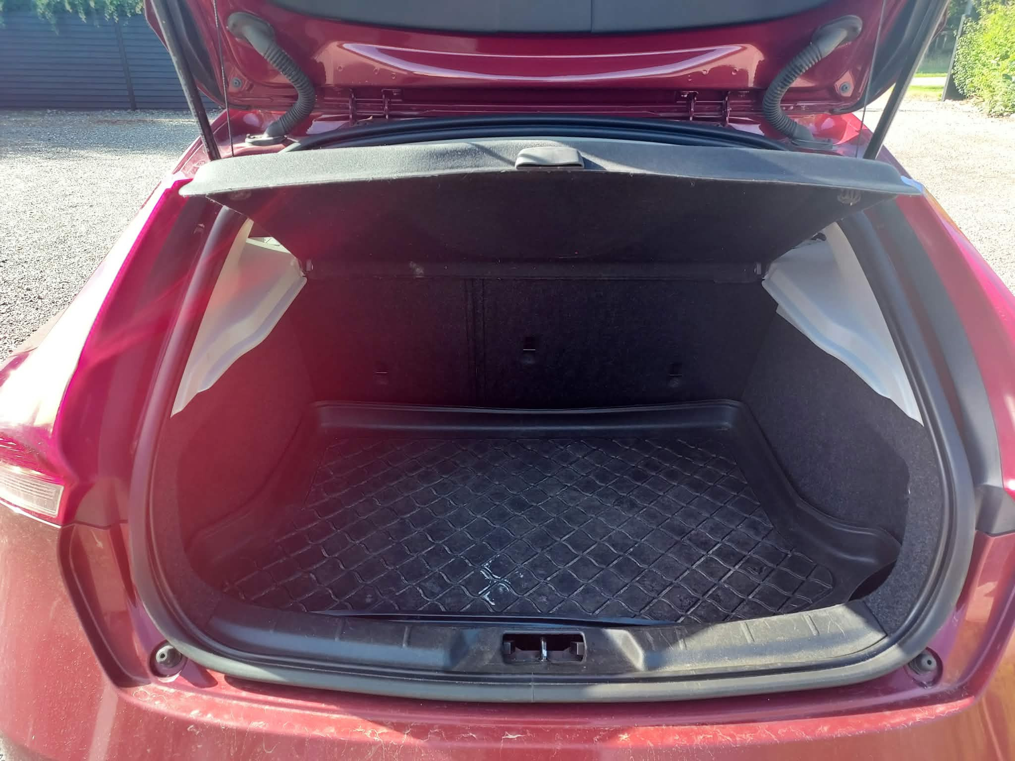 Rød Volvo V40 fra 2012