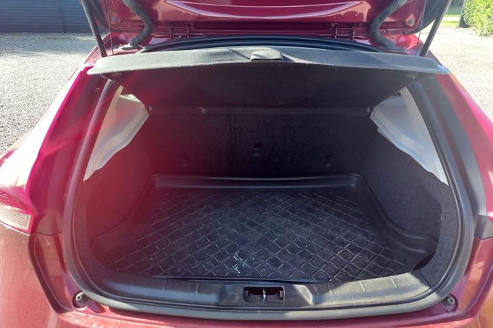 Rød Volvo V40 fra 2012