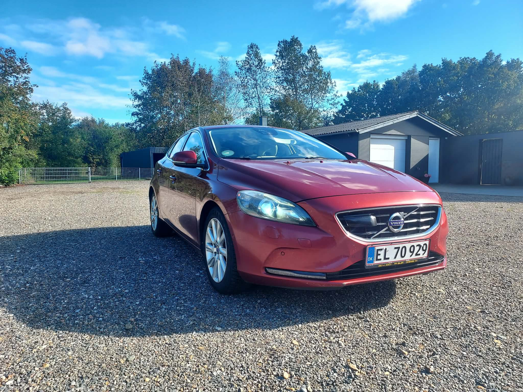 Rød Volvo V40 fra 2012