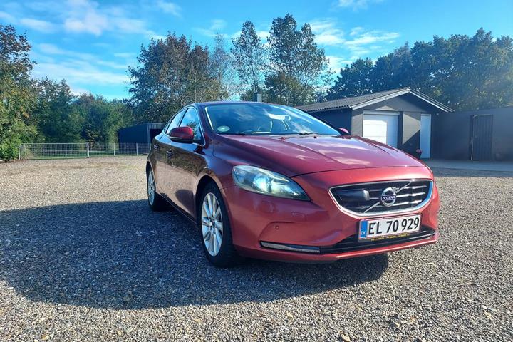 Rød Volvo V40 fra 2012