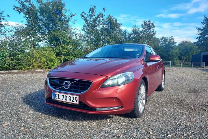 Rød Volvo V40 fra 2012