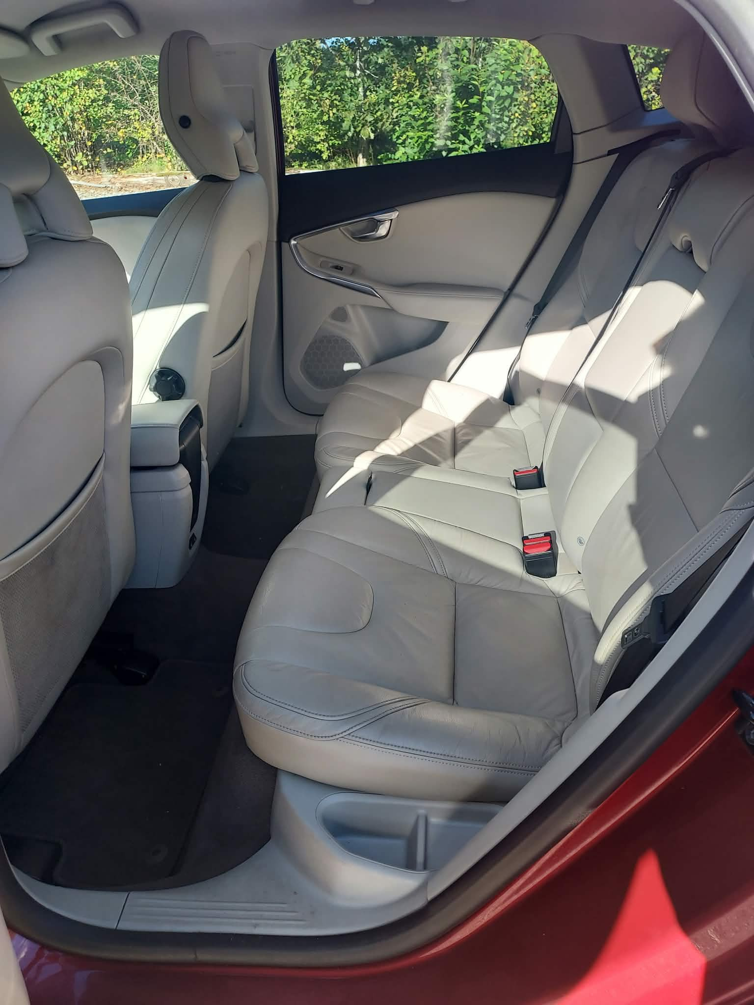 Rød Volvo V40 fra 2012