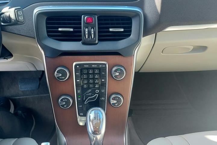 Rød Volvo V40 fra 2012