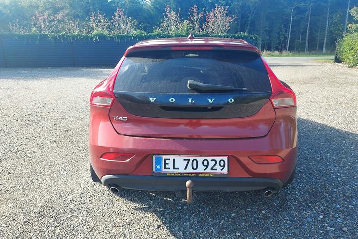 Rød Volvo V40 fra 2012