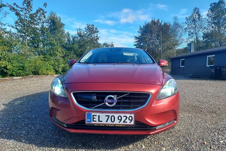 Rød Volvo V40 fra 2012