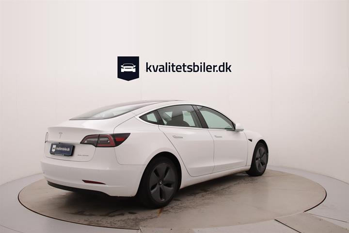 Hvid Tesla Model 3 fra 2019