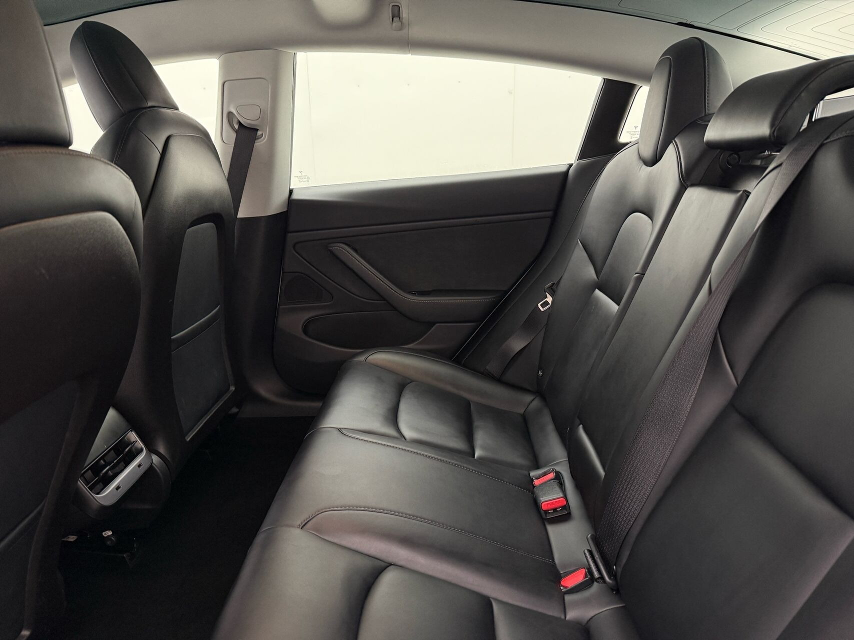Hvid Tesla Model 3 fra 2019