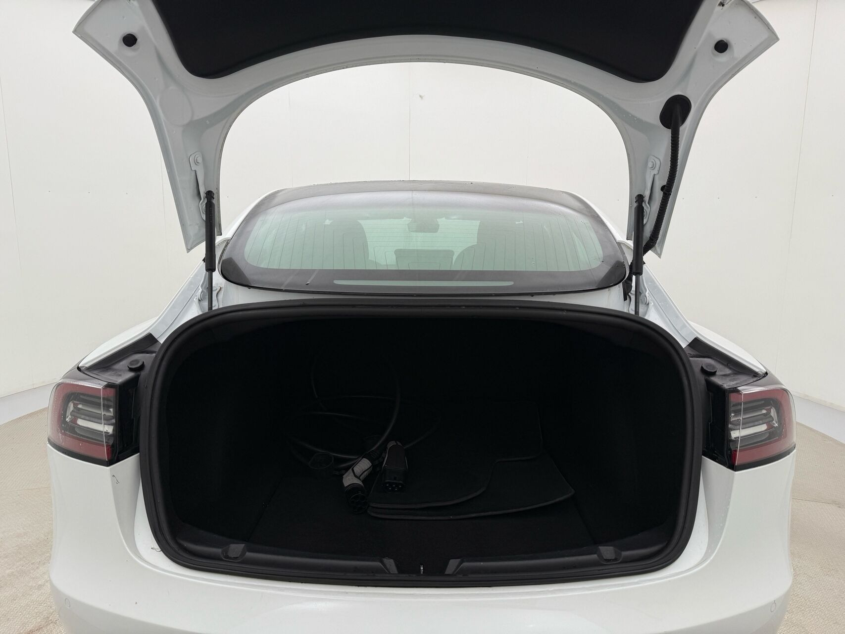 Hvid Tesla Model 3 fra 2019