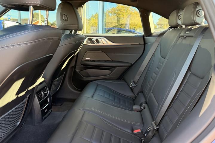 Blå BMW i4 fra 2023