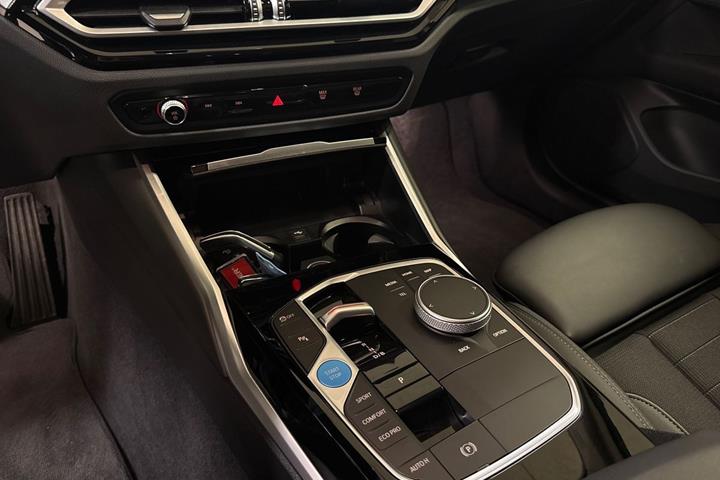 Grå BMW i4 fra 2023