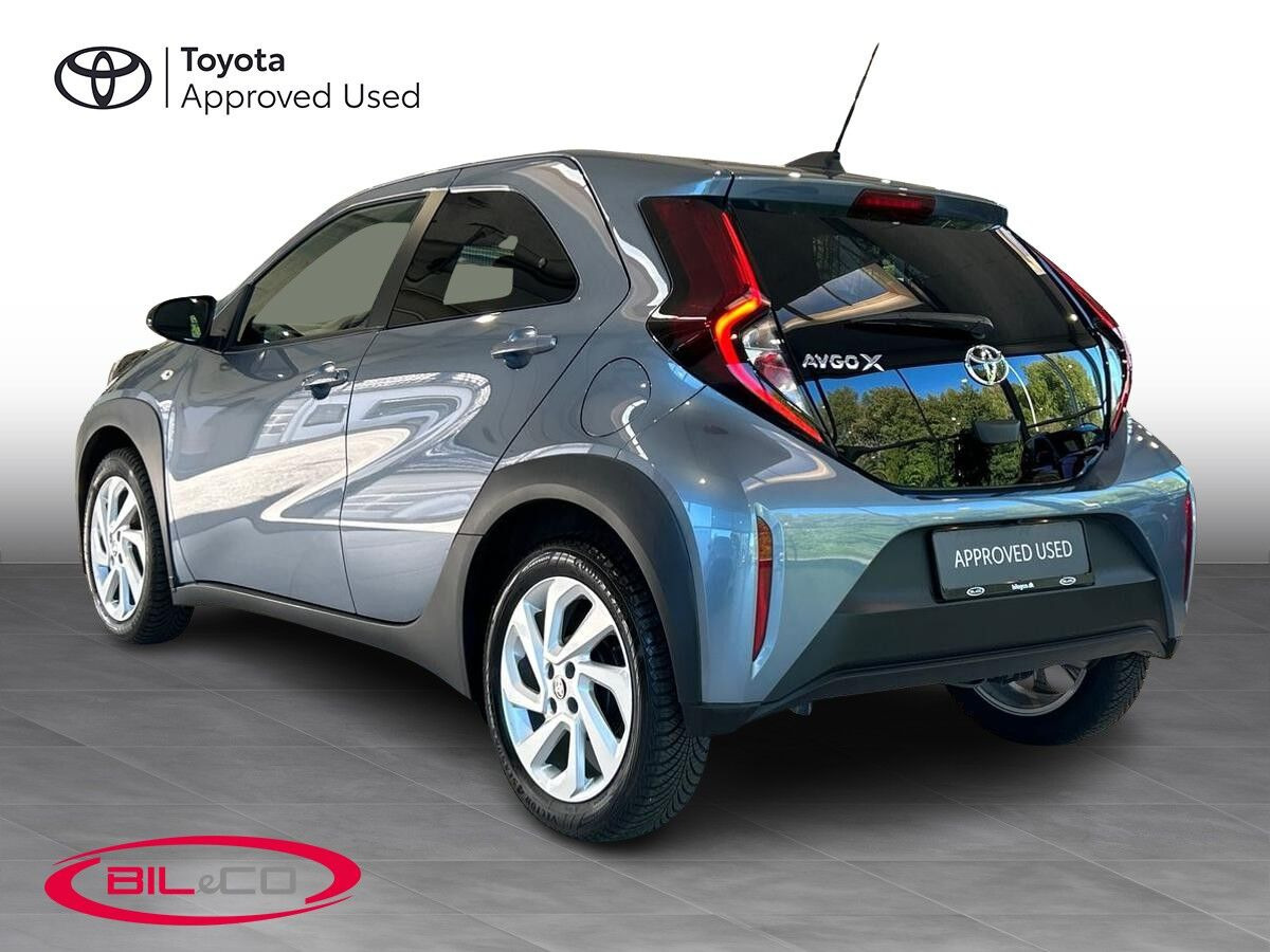 Grå Toyota Aygo X fra 2024