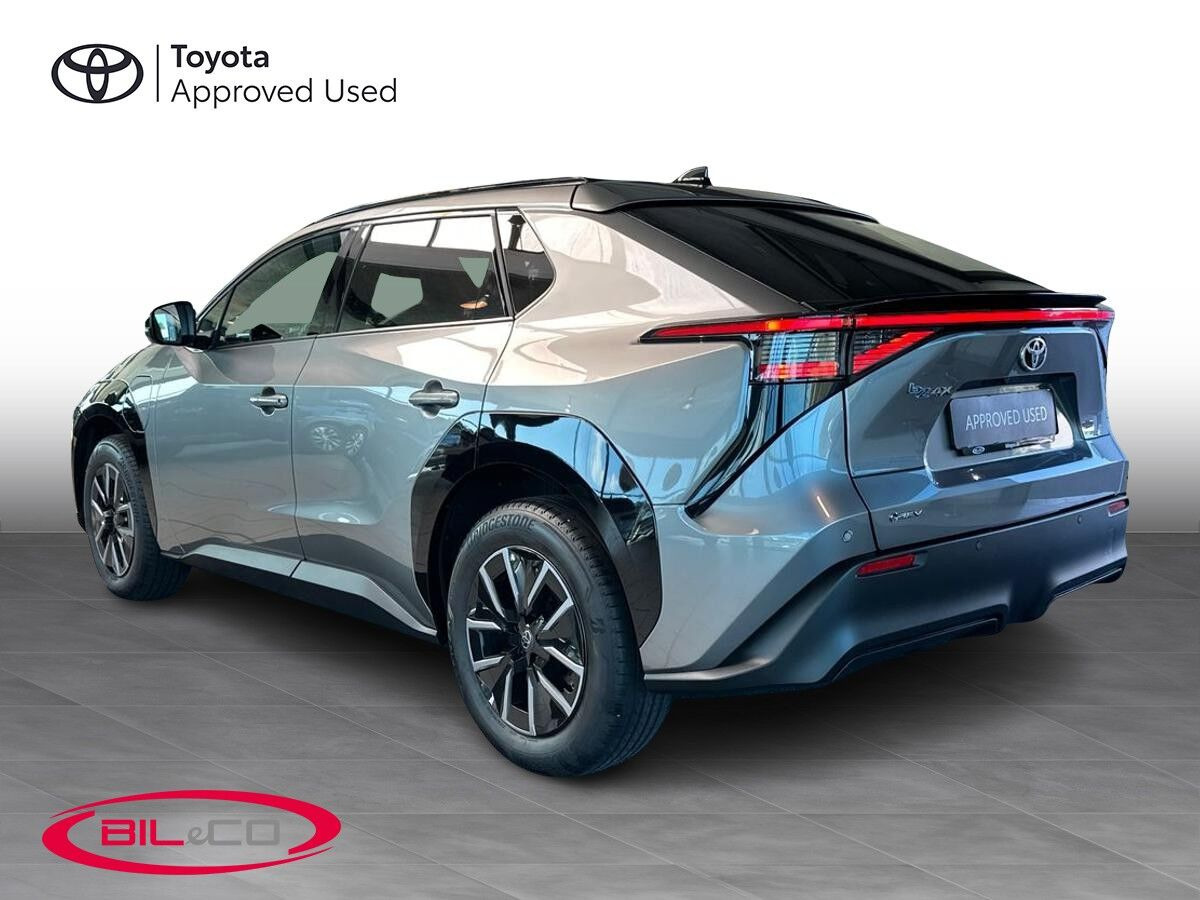 Grå Toyota BZ4X fra 2026