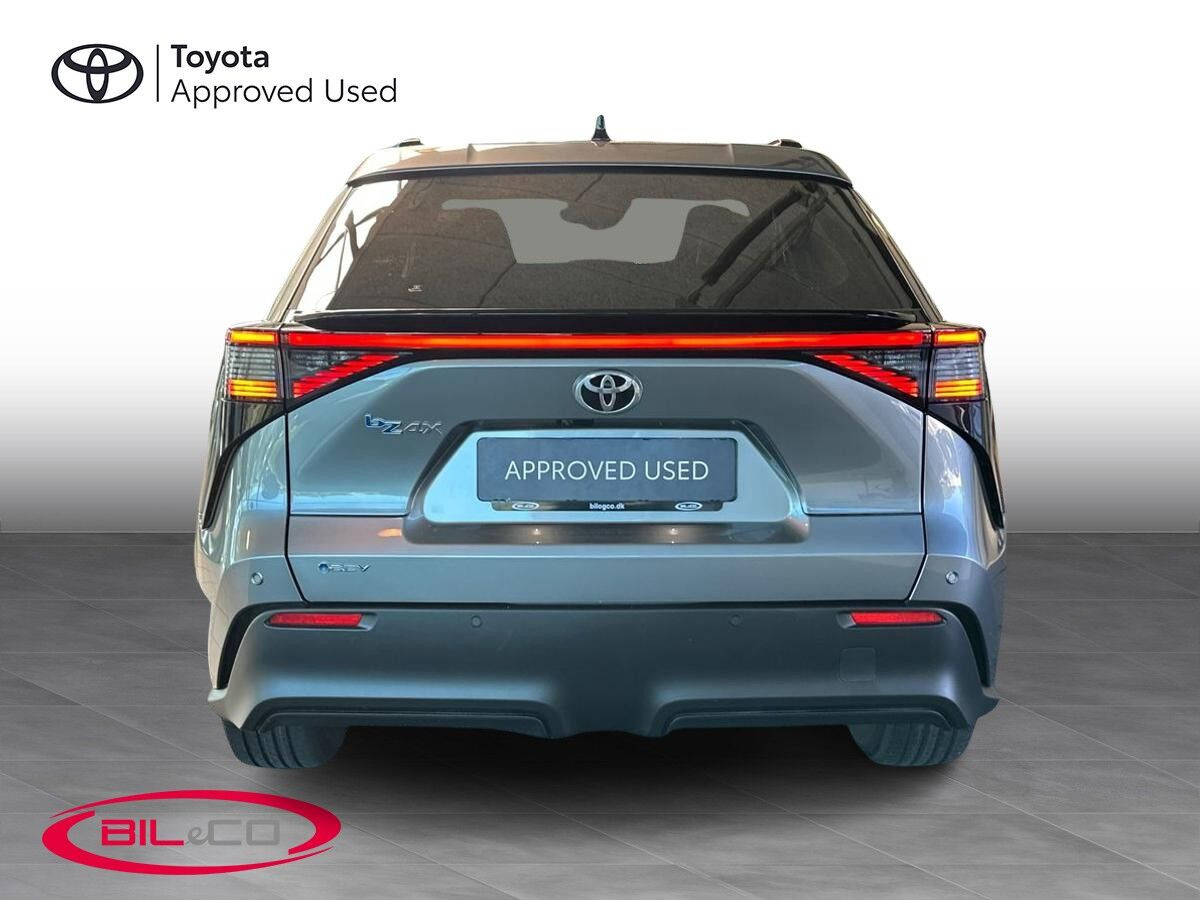 Grå Toyota BZ4X fra 2026