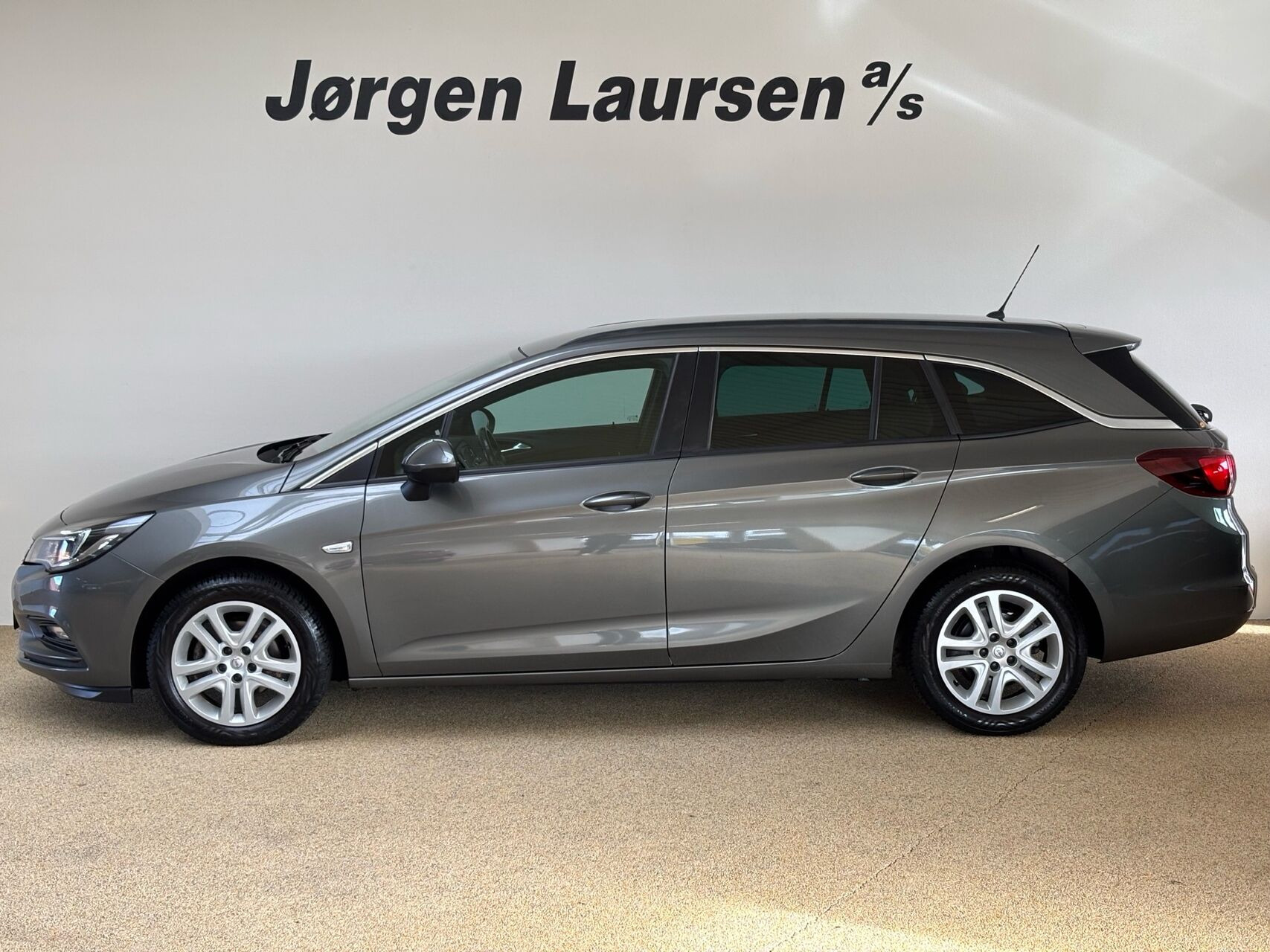 Grå Opel Astra fra 2019