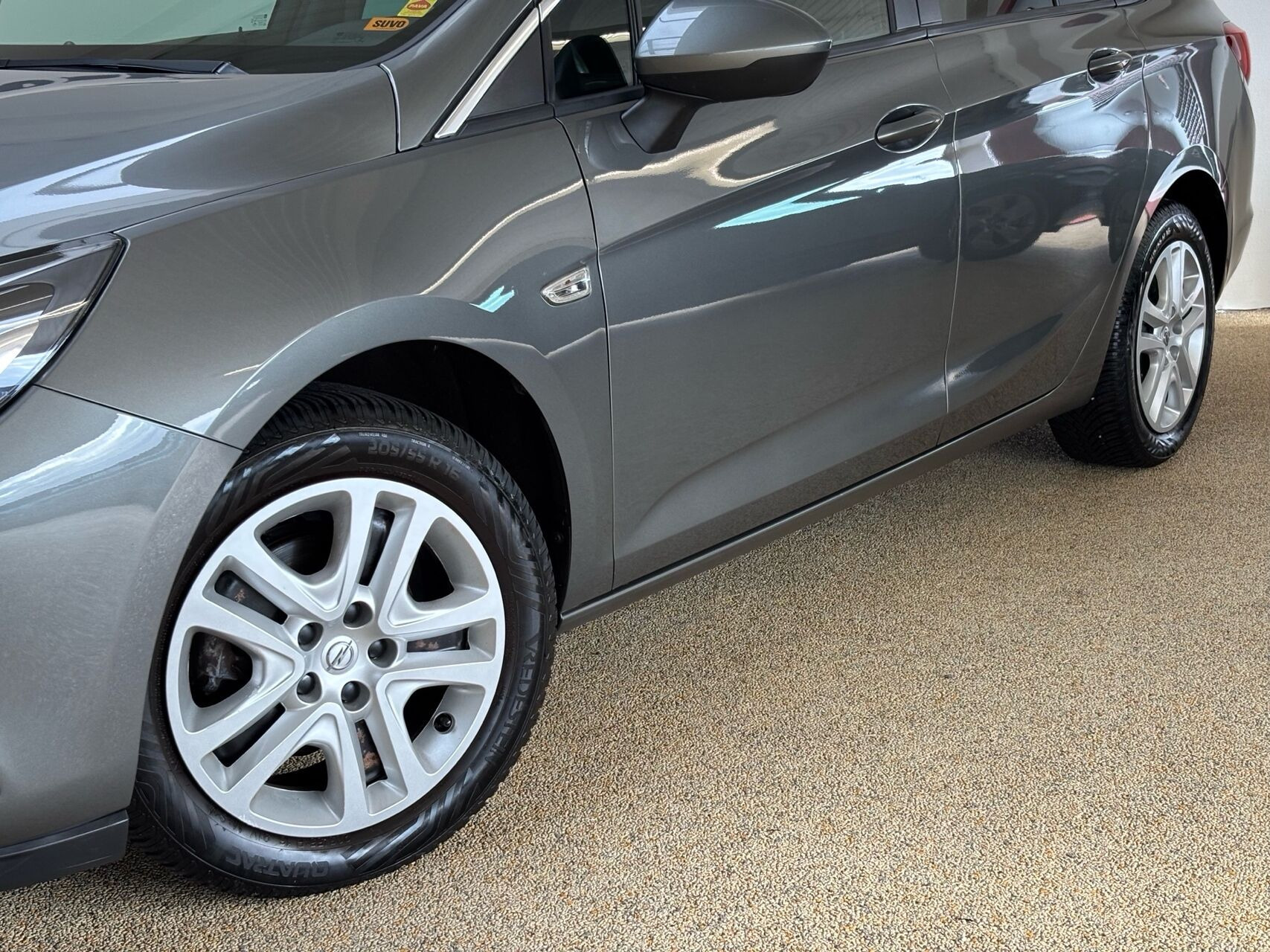 Grå Opel Astra fra 2019