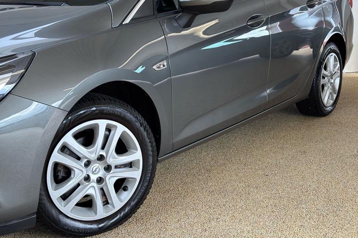 Grå Opel Astra fra 2019