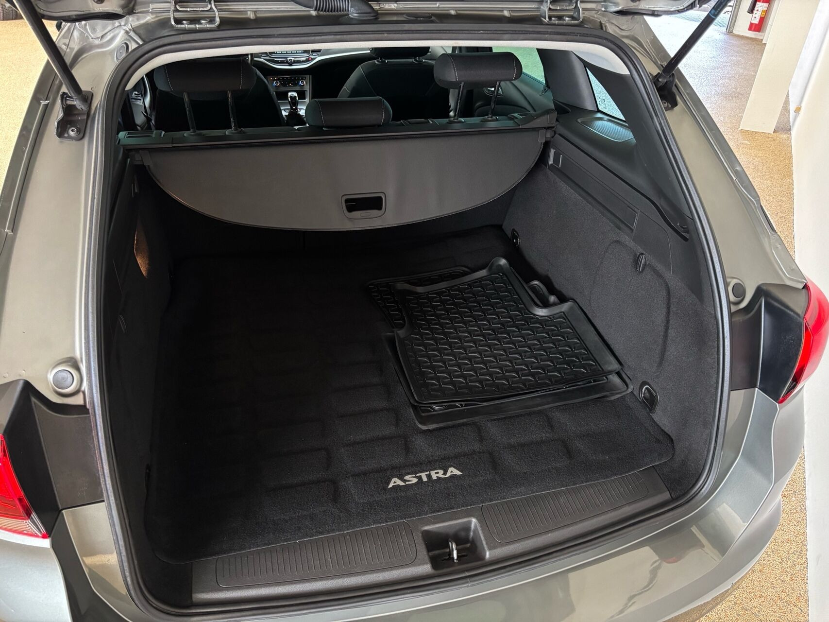 Grå Opel Astra fra 2019