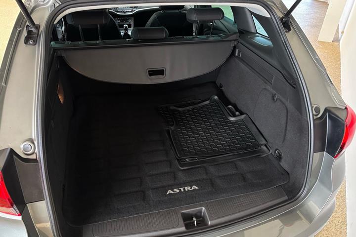 Grå Opel Astra fra 2019