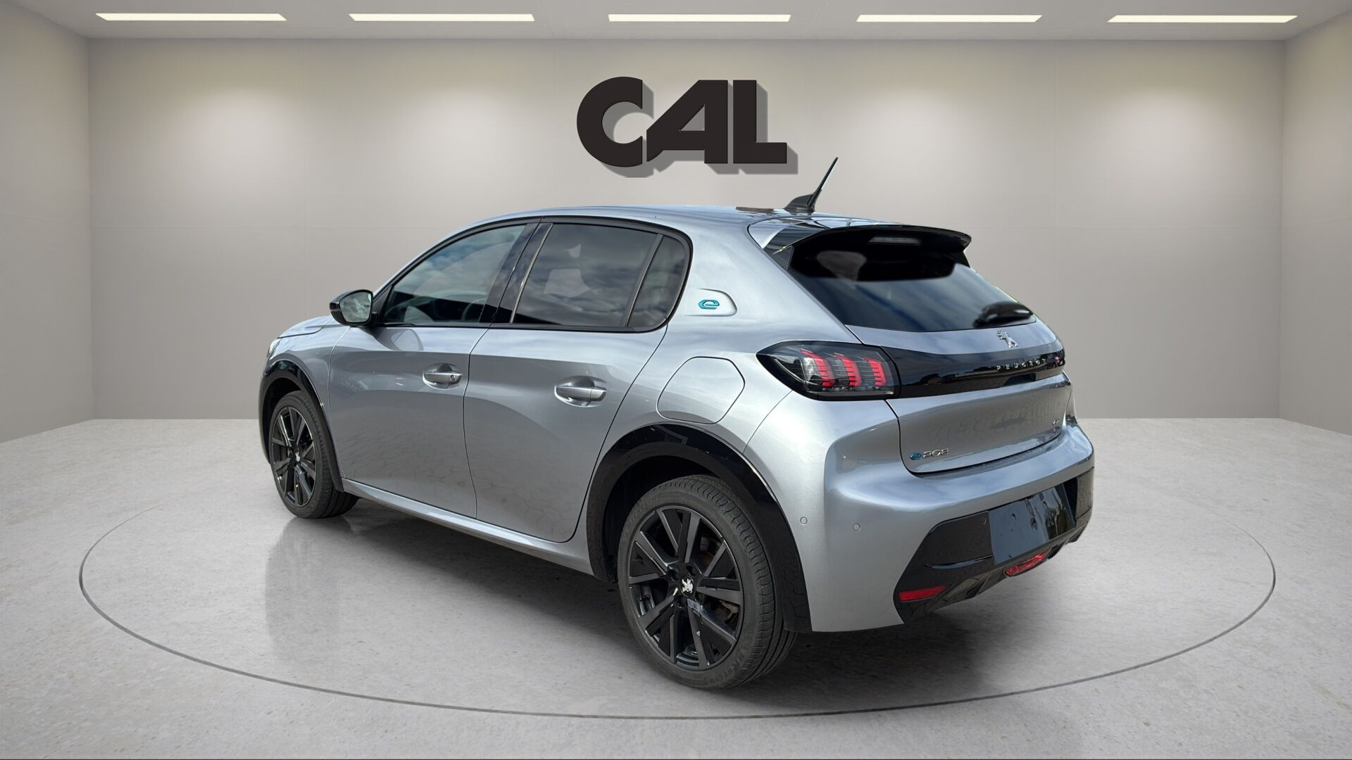 Sølv Peugeot e-208 fra 2023