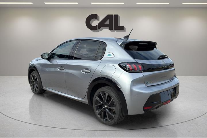 Sølv Peugeot e-208 fra 2023