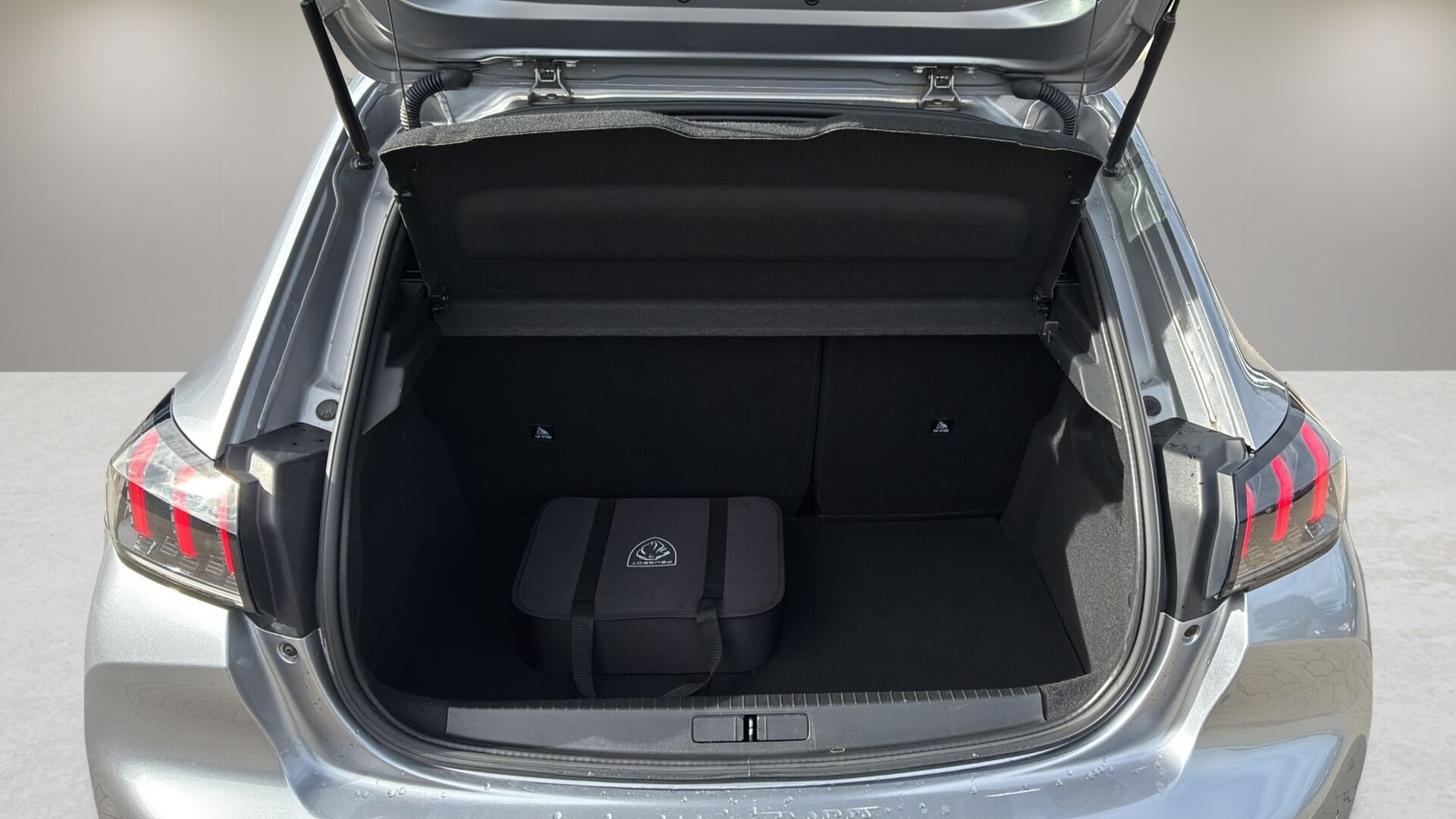 Sølv Peugeot e-208 fra 2023