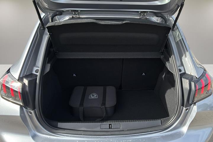 Sølv Peugeot e-208 fra 2023