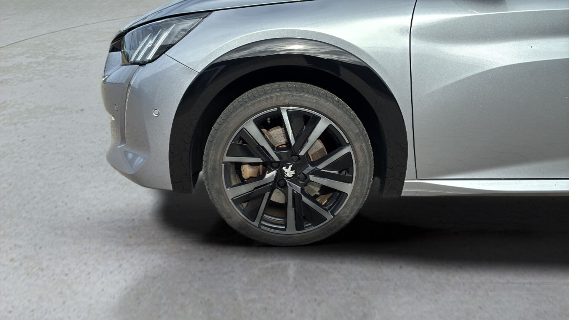 Sølv Peugeot e-208 fra 2023