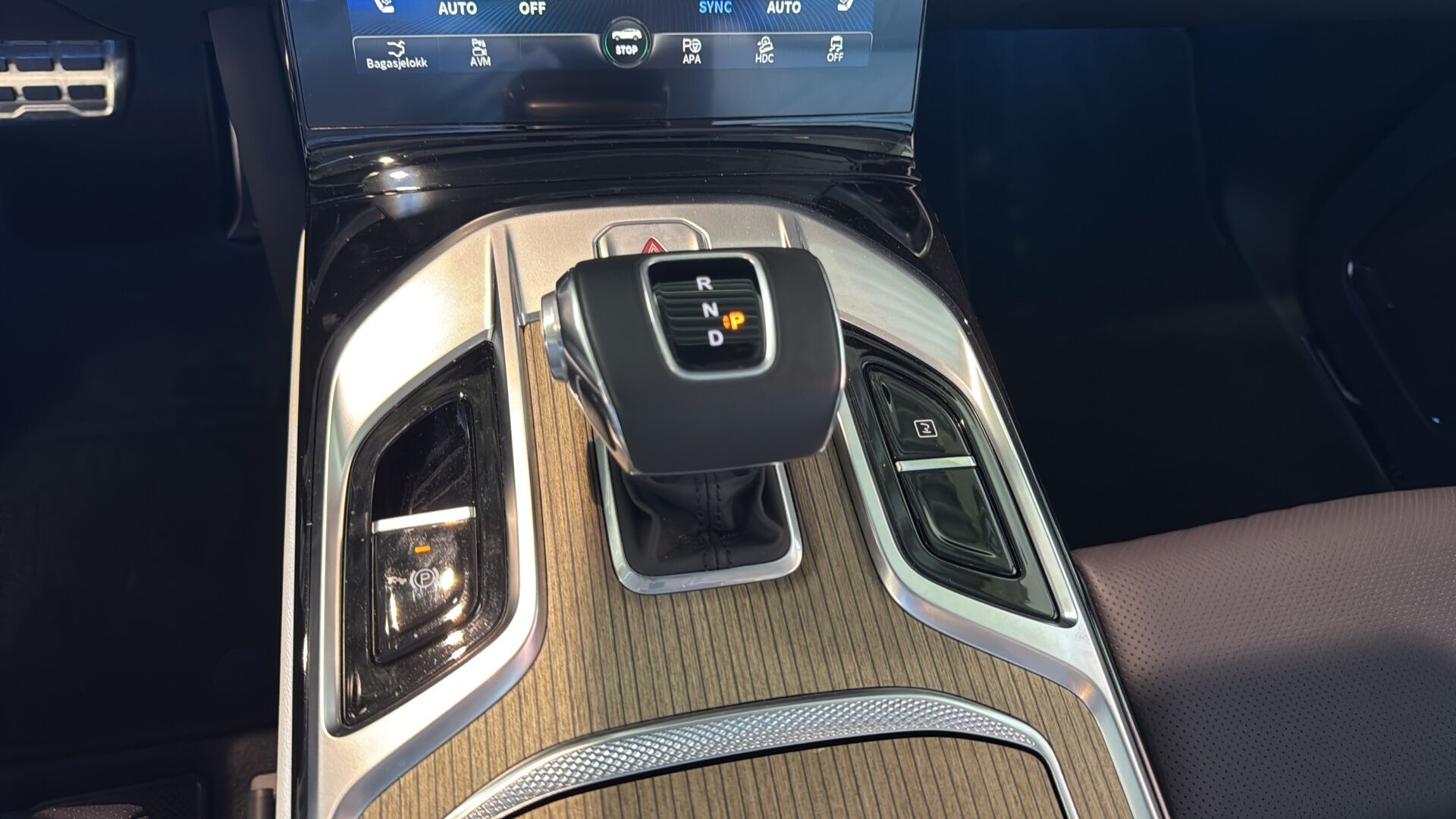 Sort Hongqi E-HS9 fra 2024