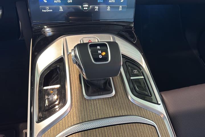 Sort Hongqi E-HS9 fra 2024