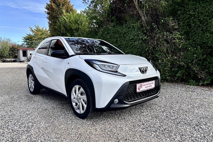 Hvid Toyota Aygo X fra 2025 set udefra