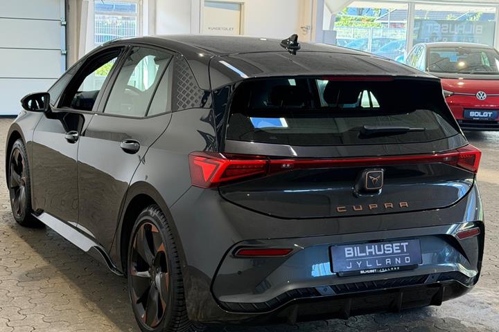 Grå Cupra Born fra 2023