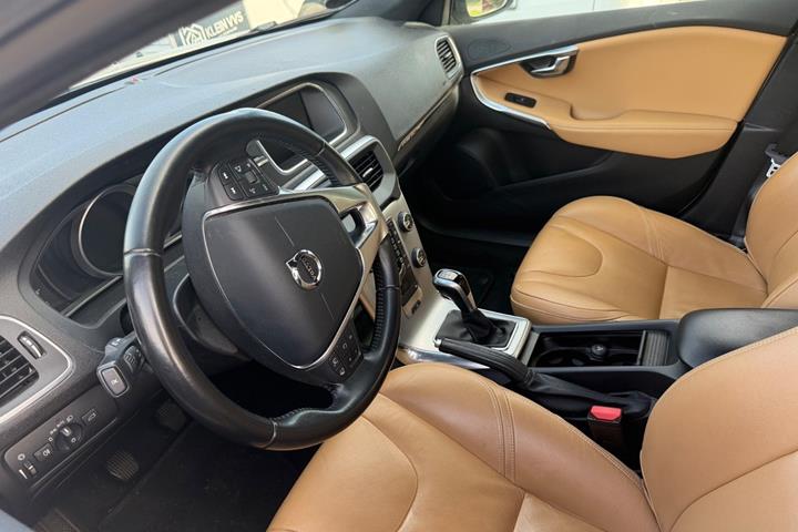 Hvid Volvo V40 CC fra 2018