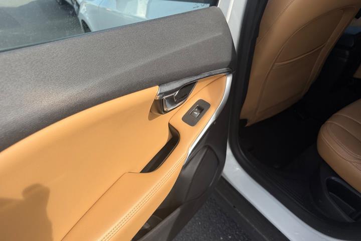 Hvid Volvo V40 CC fra 2018