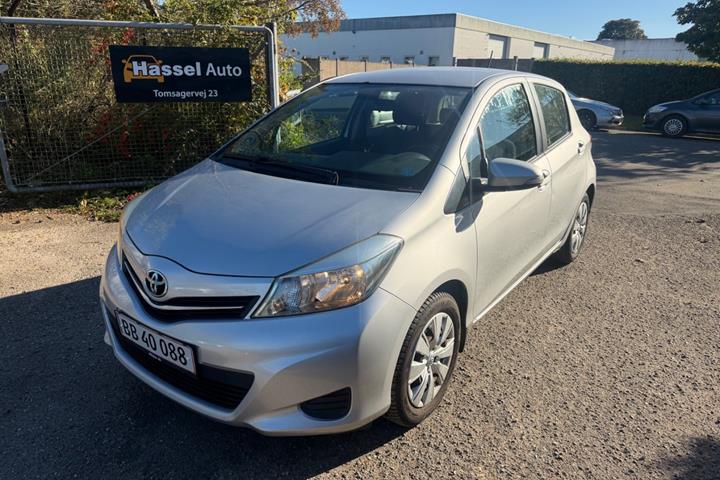 Grøn Toyota Yaris fra 2012